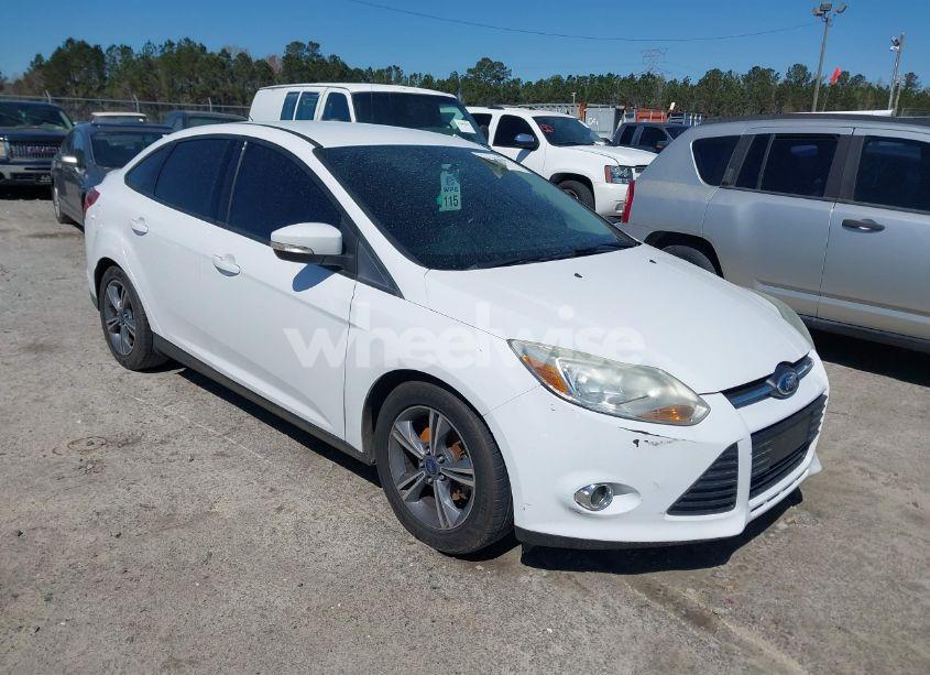2014 Ford Focus SE (VIN 1FADP3F26EL190261) main photo
