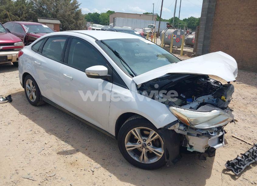 2014 Ford Focus SE (VIN 1FADP3F26EL295947) main photo