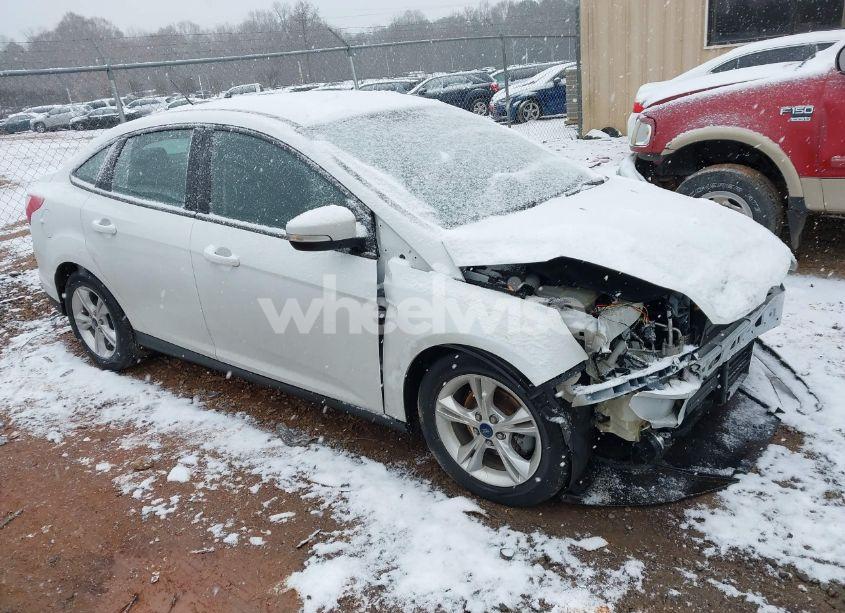 2014 Ford Focus SE (VIN 1FADP3F26EL388001) main photo