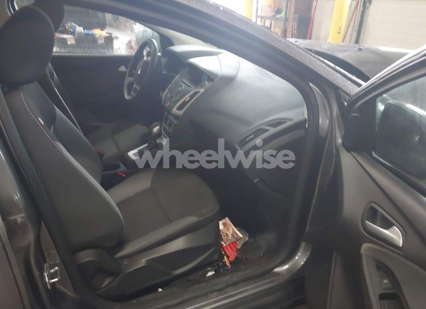 Photo 5 of 2014 Ford Focus SE (VIN 1FADP3F26EL412135)