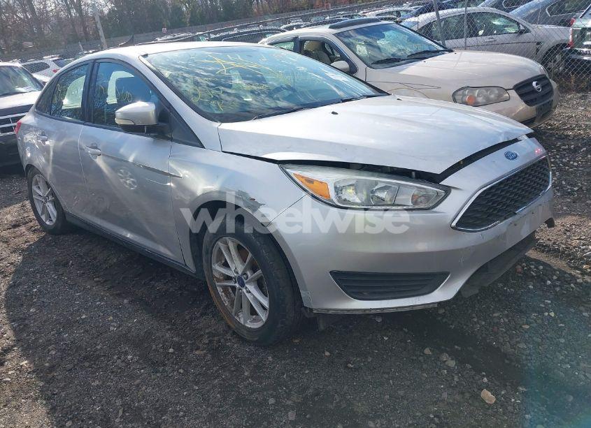 2015 Ford Focus SE (VIN 1FADP3F26FL207271) main photo