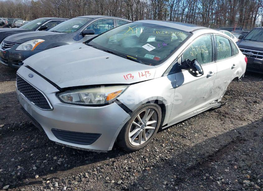 Photo 2 of 2015 Ford Focus SE (VIN 1FADP3F26FL207271)