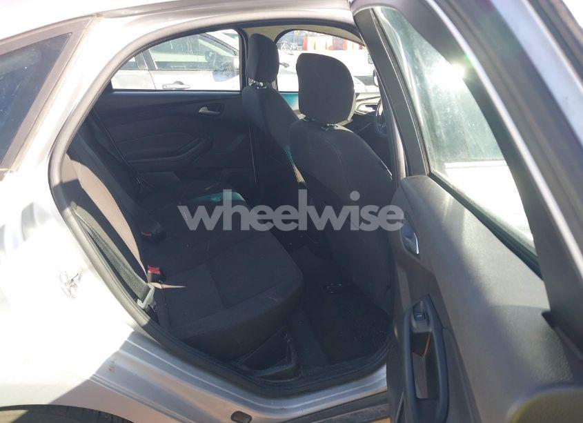 Photo 8 of 2015 Ford Focus SE (VIN 1FADP3F26FL207335)