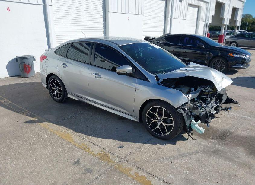 2015 Ford Focus SE (VIN 1FADP3F26FL215404) main photo