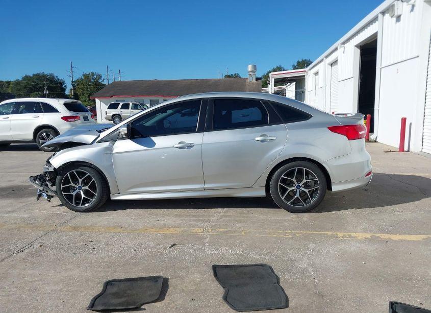 Photo 15 of 2015 Ford Focus SE (VIN 1FADP3F26FL215404)