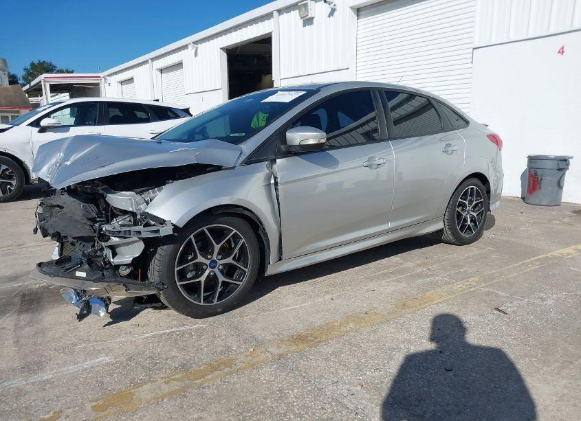 Photo 2 of 2015 Ford Focus SE (VIN 1FADP3F26FL215404)