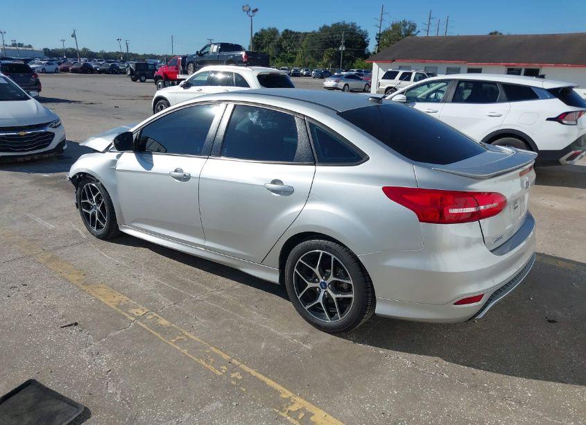 Photo 3 of 2015 Ford Focus SE (VIN 1FADP3F26FL215404)