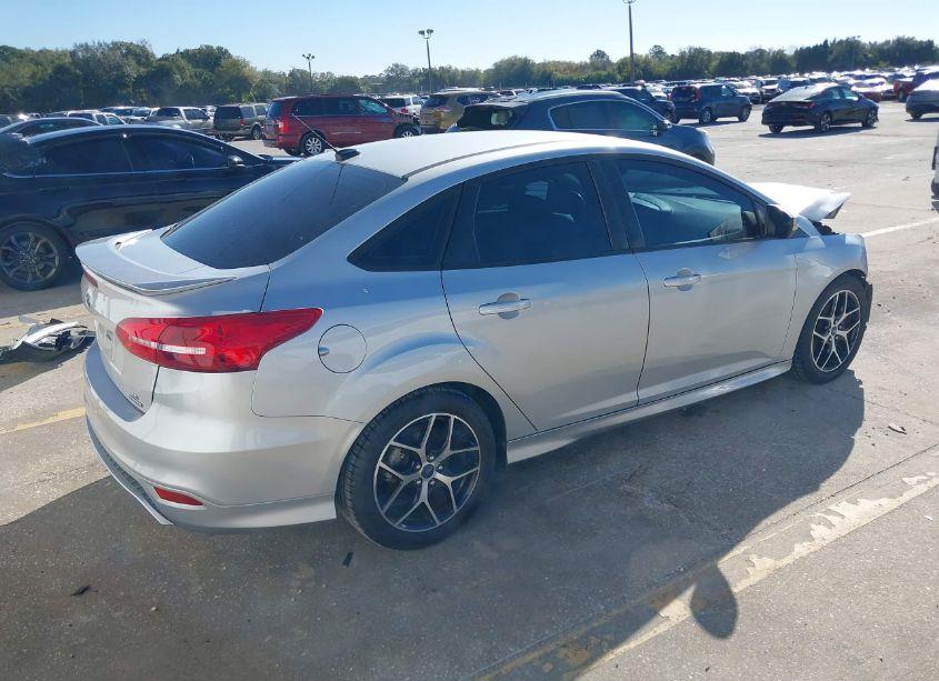 Photo 4 of 2015 Ford Focus SE (VIN 1FADP3F26FL215404)