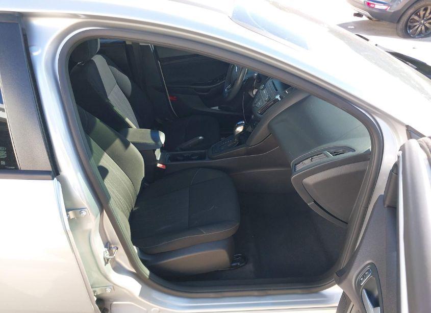 Photo 5 of 2015 Ford Focus SE (VIN 1FADP3F26FL215404)