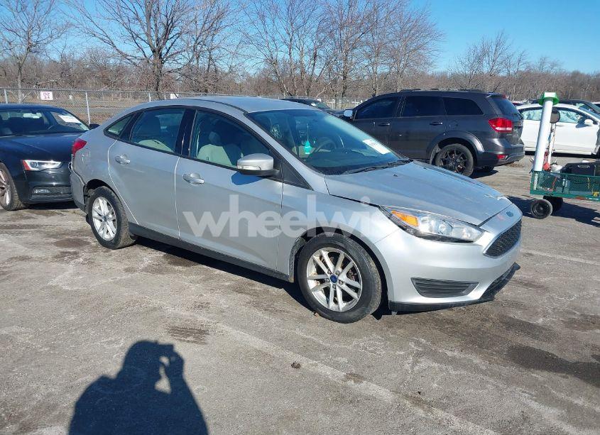 2015 Ford Focus SE (VIN 1FADP3F26FL226595) main photo