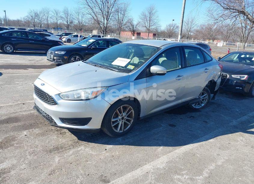 Photo 2 of 2015 Ford Focus SE (VIN 1FADP3F26FL226595)