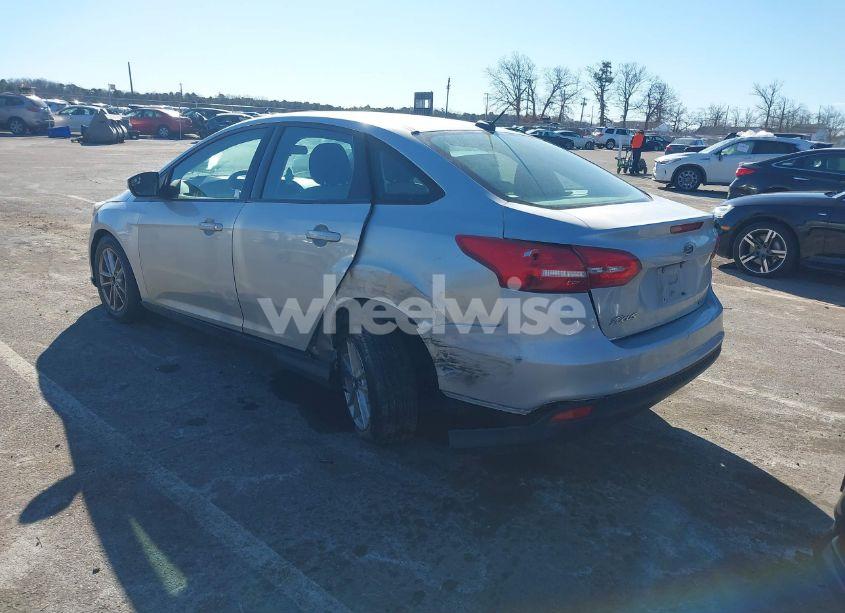 Photo 3 of 2015 Ford Focus SE (VIN 1FADP3F26FL226595)