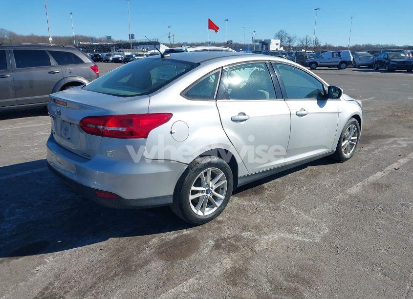 Photo 4 of 2015 Ford Focus SE (VIN 1FADP3F26FL226595)