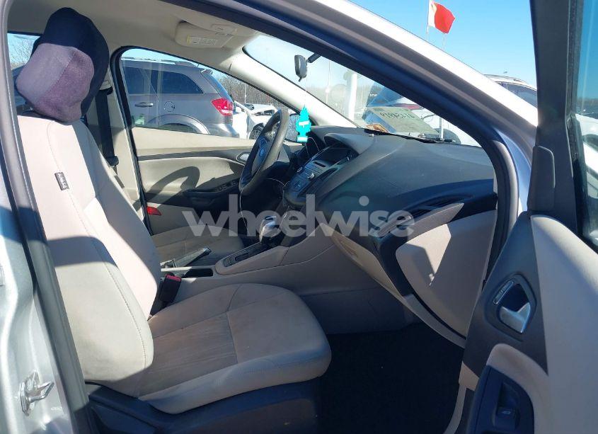 Photo 5 of 2015 Ford Focus SE (VIN 1FADP3F26FL226595)