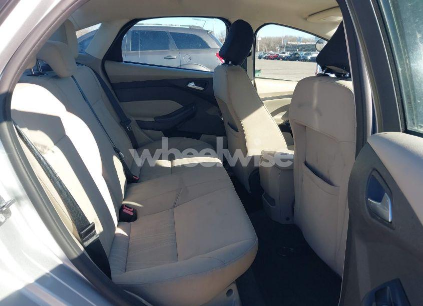 Photo 8 of 2015 Ford Focus SE (VIN 1FADP3F26FL226595)