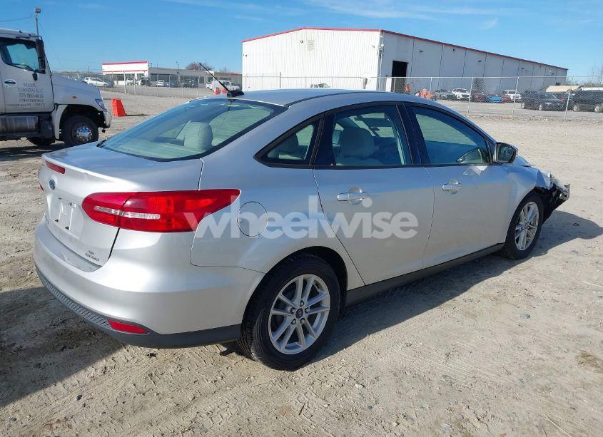 Photo 4 of 2015 Ford Focus SE (VIN 1FADP3F26FL227407)