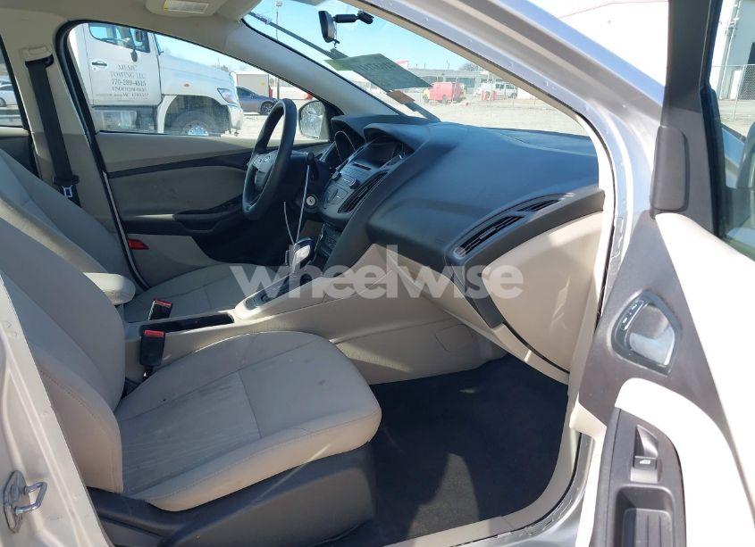 Photo 5 of 2015 Ford Focus SE (VIN 1FADP3F26FL227407)