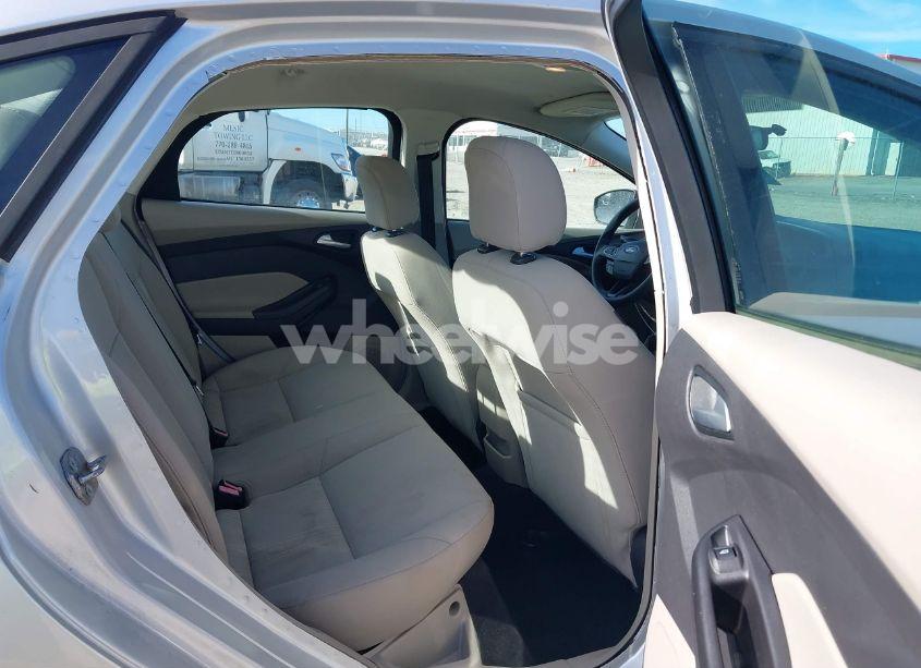 Photo 8 of 2015 Ford Focus SE (VIN 1FADP3F26FL227407)