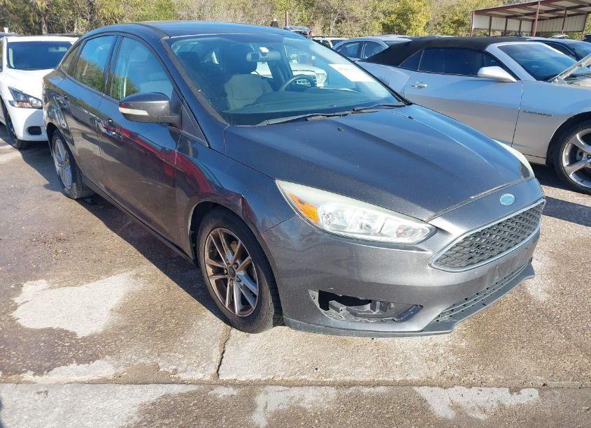2015 Ford Focus SE (VIN 1FADP3F26FL231375) main photo