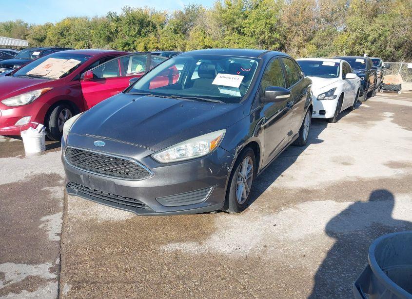Photo 2 of 2015 Ford Focus SE (VIN 1FADP3F26FL231375)