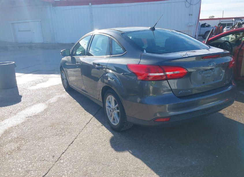 Photo 3 of 2015 Ford Focus SE (VIN 1FADP3F26FL231375)