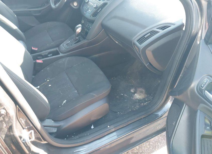 Photo 5 of 2015 Ford Focus SE (VIN 1FADP3F26FL231375)