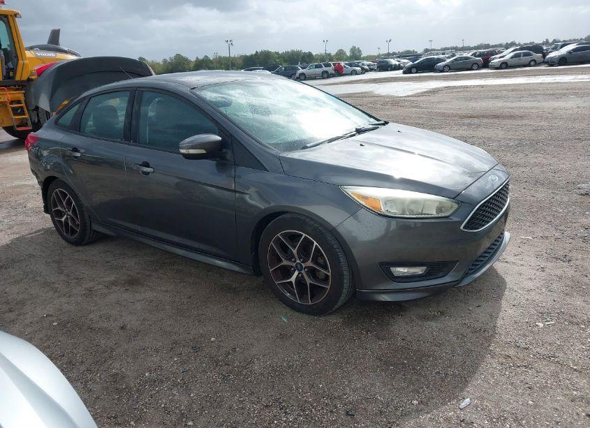 2015 Ford Focus SE (VIN 1FADP3F26FL247186) main photo