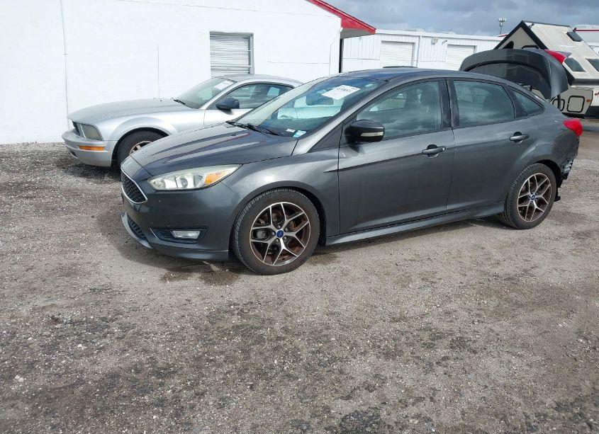 Photo 2 of 2015 Ford Focus SE (VIN 1FADP3F26FL247186)