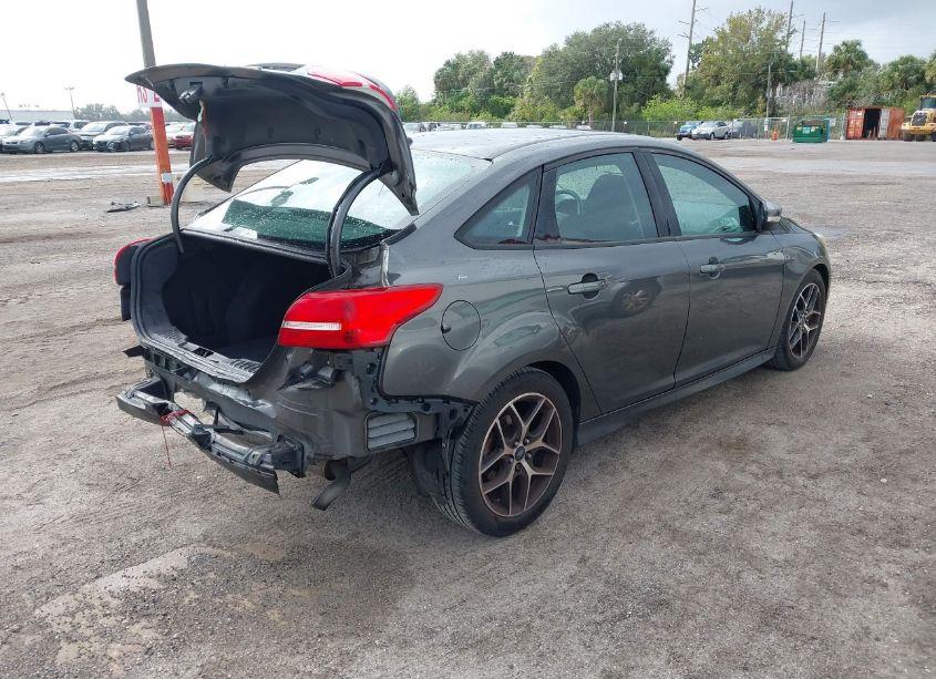 Photo 4 of 2015 Ford Focus SE (VIN 1FADP3F26FL247186)