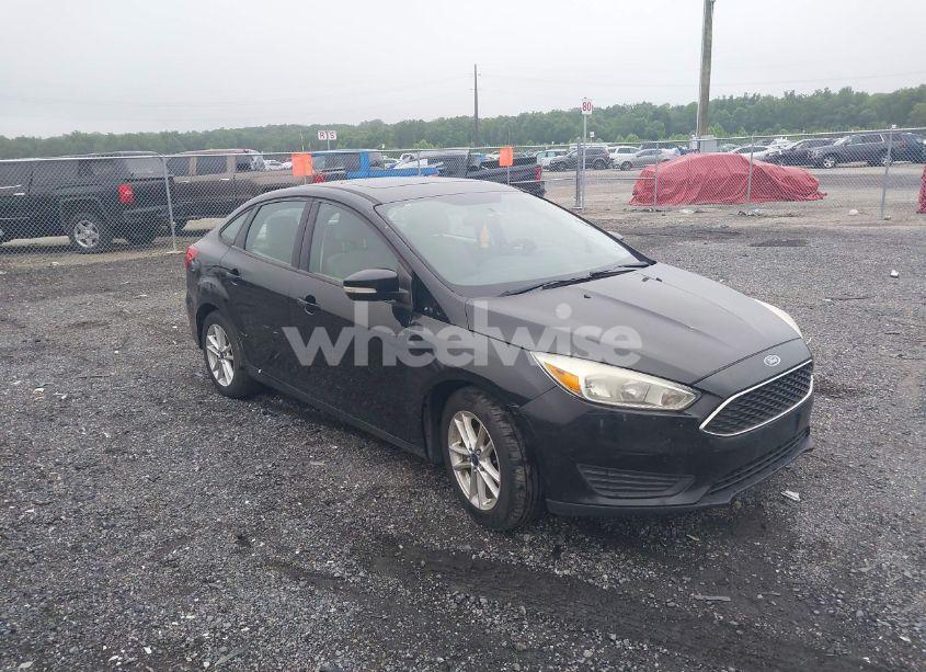 2015 Ford Focus SE (VIN 1FADP3F26FL262710) main photo