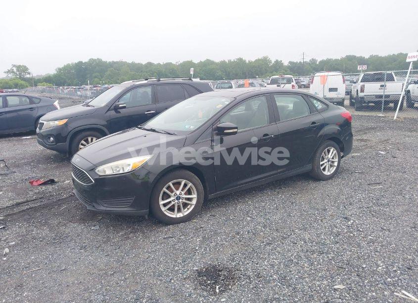 Photo 2 of 2015 Ford Focus SE (VIN 1FADP3F26FL262710)