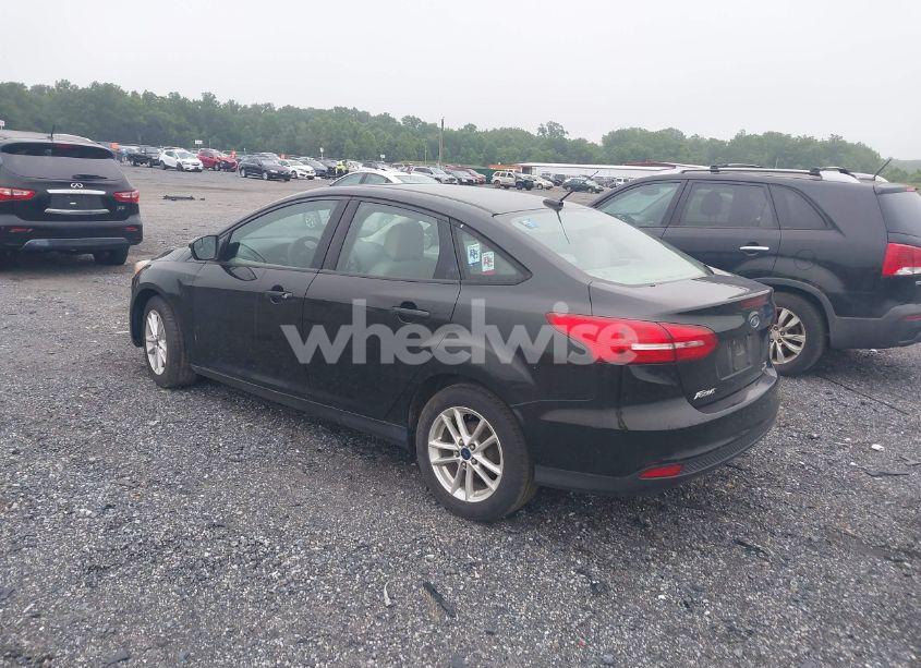 Photo 3 of 2015 Ford Focus SE (VIN 1FADP3F26FL262710)