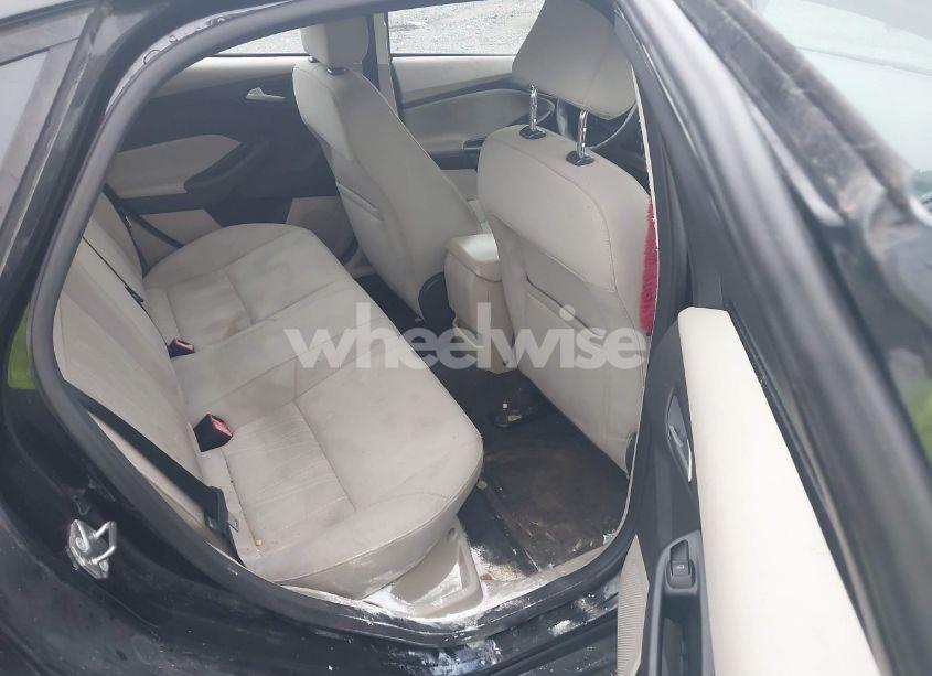 Photo 8 of 2015 Ford Focus SE (VIN 1FADP3F26FL262710)