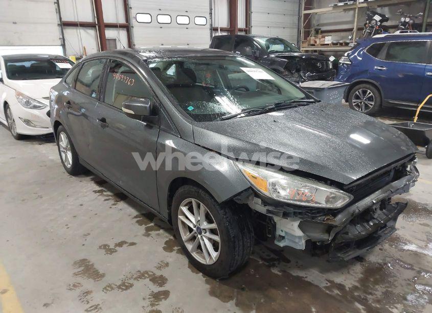 2015 Ford Focus SE (VIN 1FADP3F26FL263405) main photo
