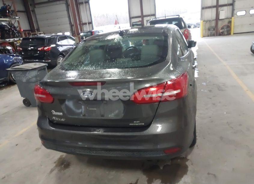 Photo 16 of 2015 Ford Focus SE (VIN 1FADP3F26FL263405)