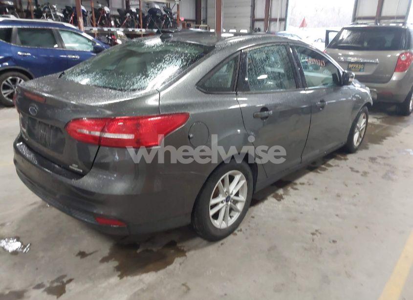 Photo 4 of 2015 Ford Focus SE (VIN 1FADP3F26FL263405)