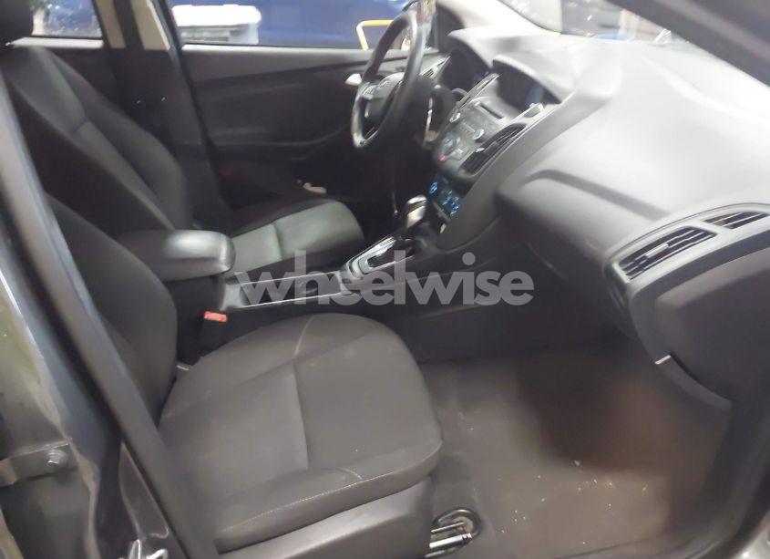 Photo 5 of 2015 Ford Focus SE (VIN 1FADP3F26FL263405)