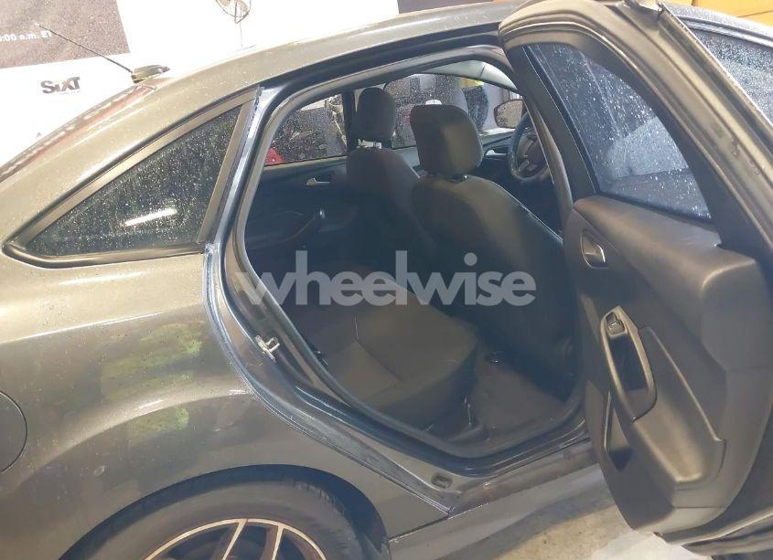 Photo 8 of 2015 Ford Focus SE (VIN 1FADP3F26FL279667)