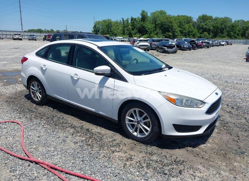 2015 Ford Focus SE (VIN 1FADP3F26FL316636) main photo