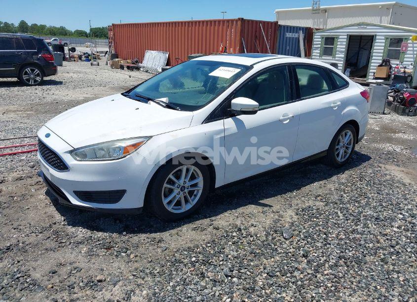 Photo 2 of 2015 Ford Focus SE (VIN 1FADP3F26FL316636)