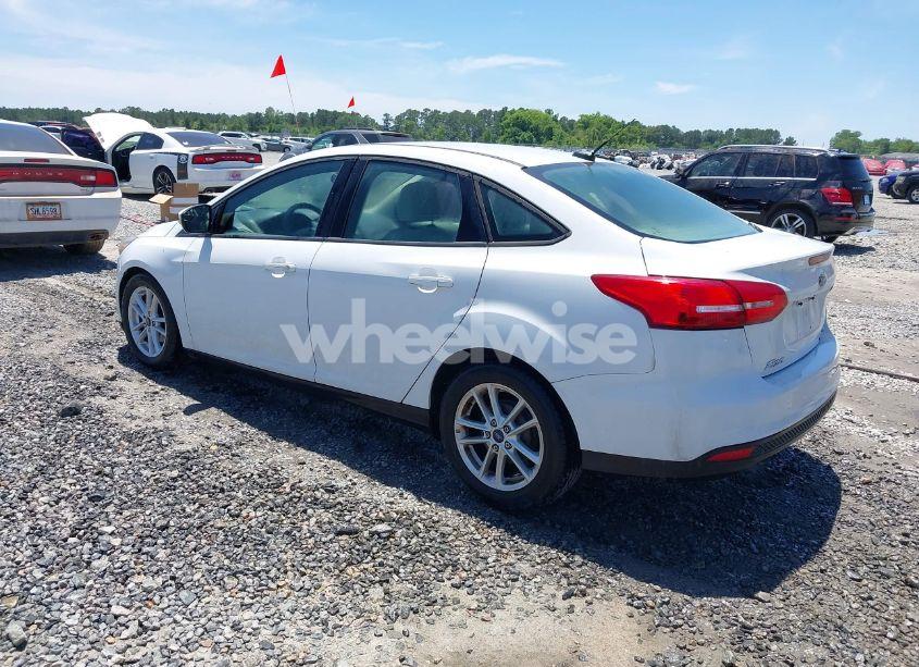 Photo 3 of 2015 Ford Focus SE (VIN 1FADP3F26FL316636)