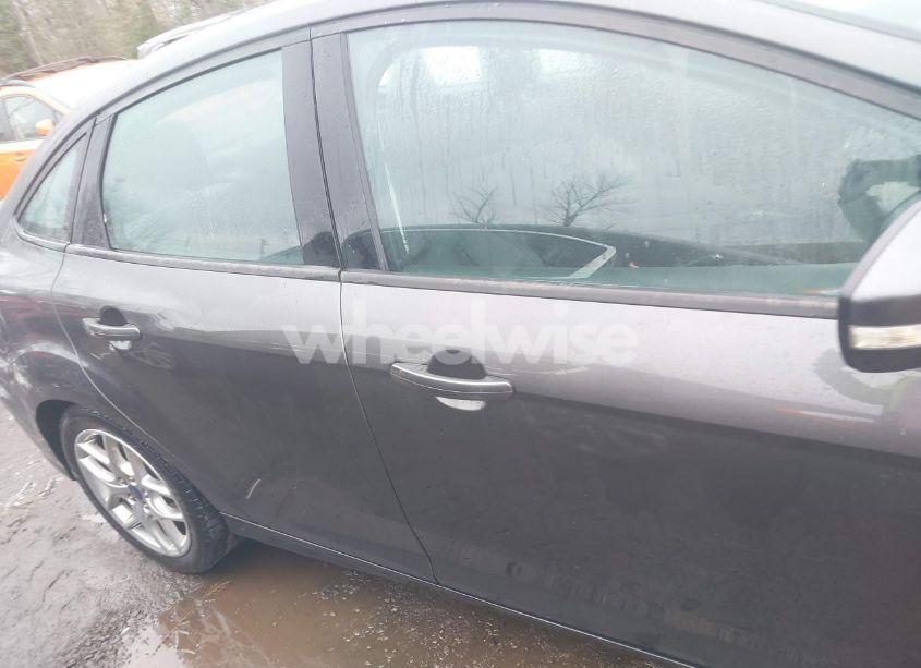 Photo 13 of 2015 Ford Focus SE (VIN 1FADP3F26FL338443)