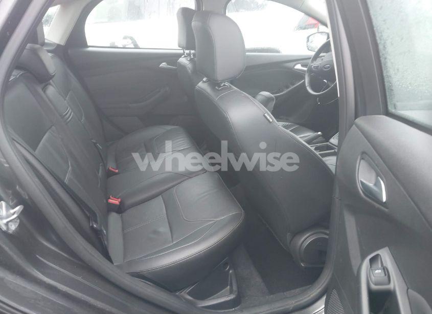 Photo 8 of 2015 Ford Focus SE (VIN 1FADP3F26FL338443)