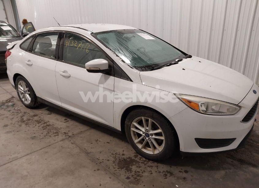 2015 Ford Focus SE (VIN 1FADP3F26FL350057) main photo