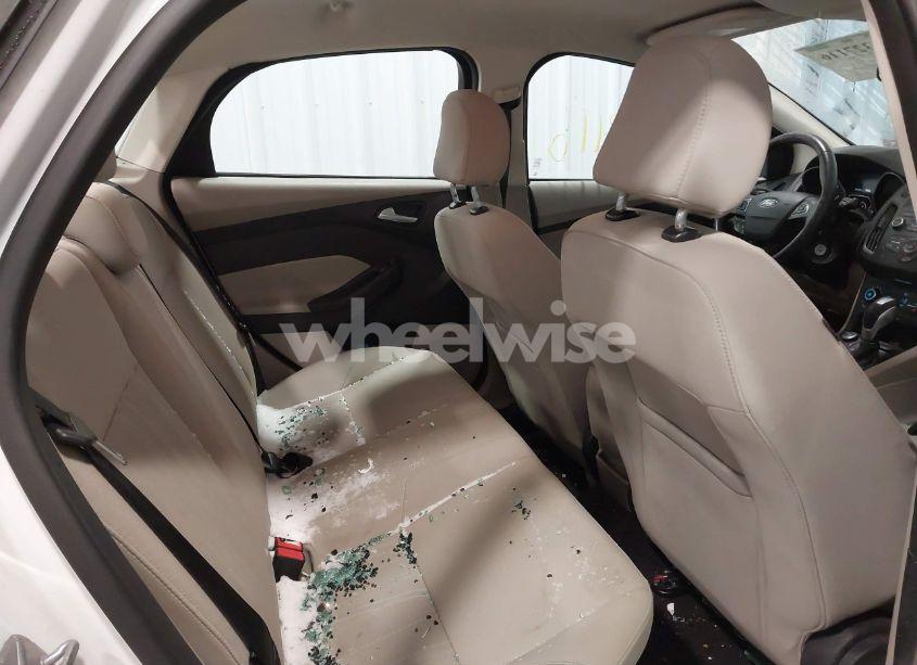 Photo 8 of 2015 Ford Focus SE (VIN 1FADP3F26FL350057)