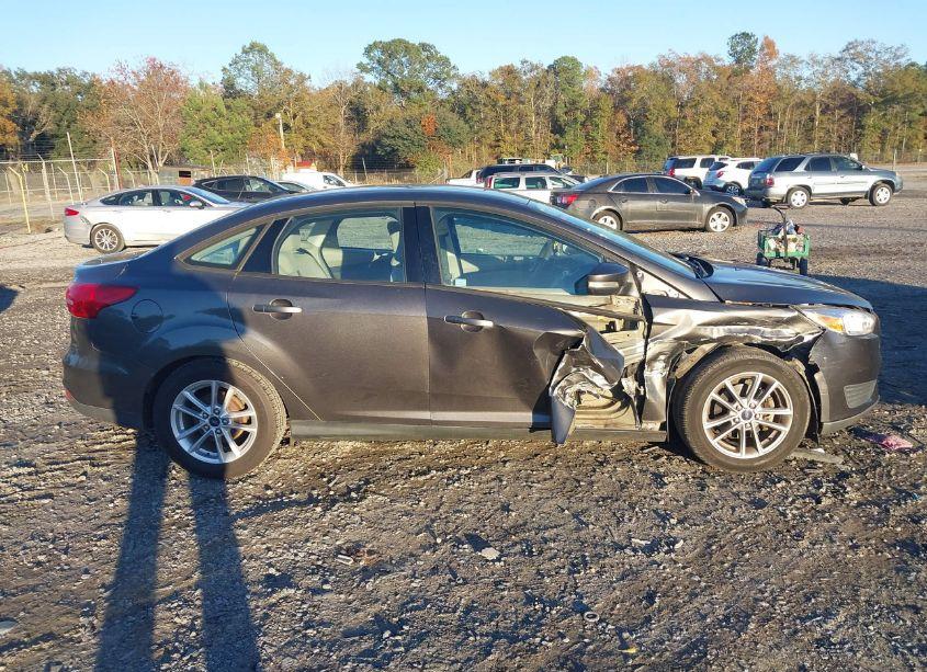 Photo 13 of 2016 Ford Focus SE (VIN 1FADP3F26GL201102)