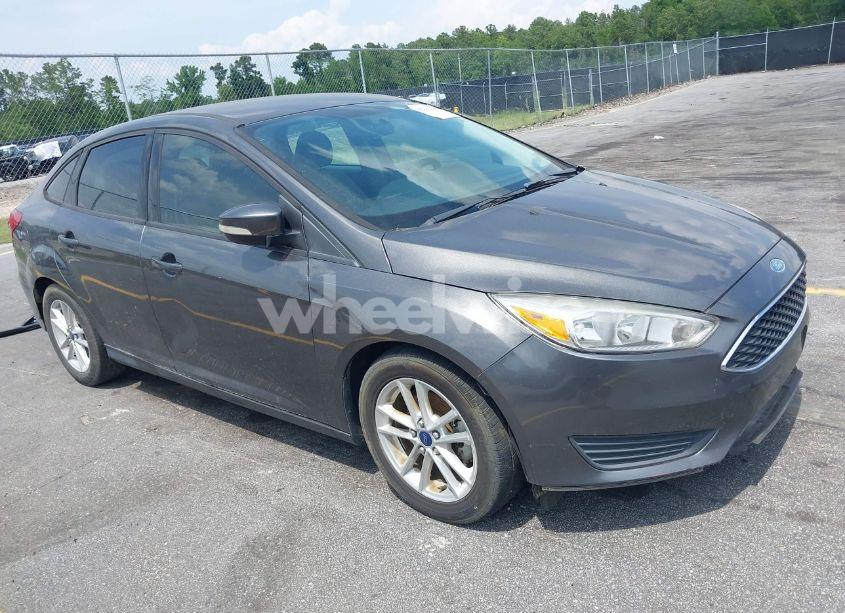 2016 Ford Focus SE (VIN 1FADP3F26GL207417) main photo