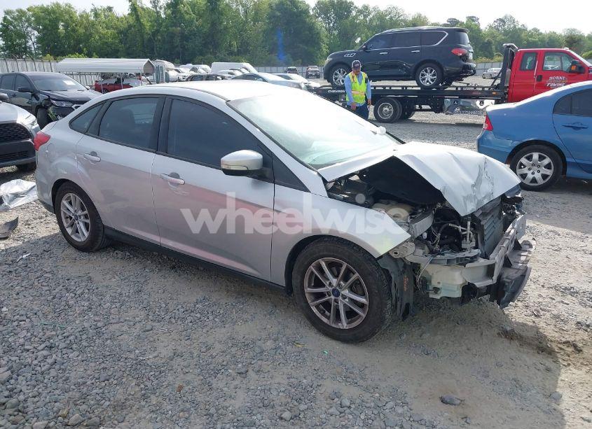 2016 Ford Focus SE (VIN 1FADP3F26GL287656) main photo