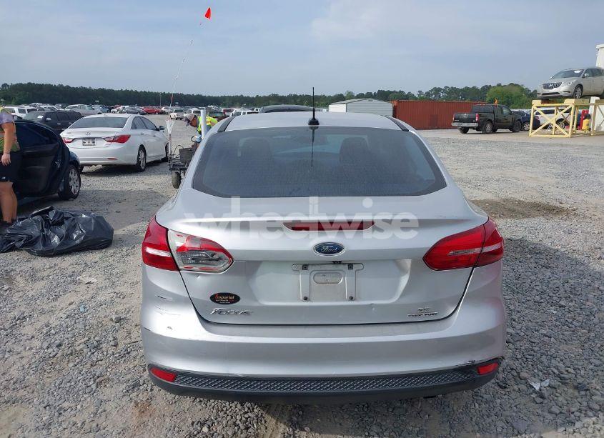 Photo 17 of 2016 Ford Focus SE (VIN 1FADP3F26GL287656)