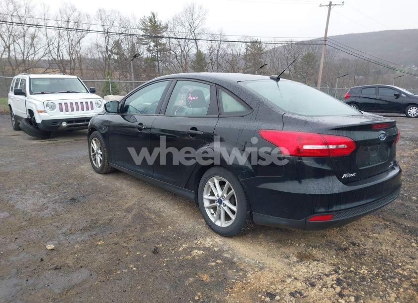 Photo 3 of 2016 Ford Focus SE (VIN 1FADP3F26GL305136)